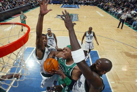 瓜帅：我们要拿98分才能英超夺冠；与摄影师冲突后马上道歉了（瓜迪奥拉：英超夺冠至少要拿98分；与摄影师起冲突后已当场致歉）