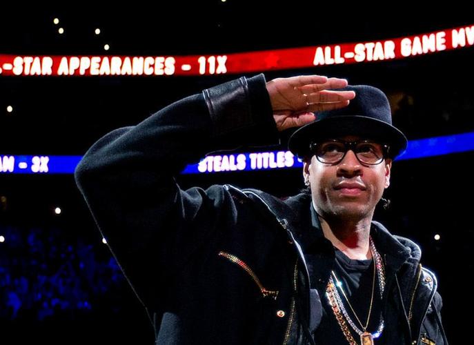 养伤期间看看球，阿什拉夫现场观看埃尔切vs皇马（阿什拉夫养伤期现身看台，观战埃尔切对皇马）