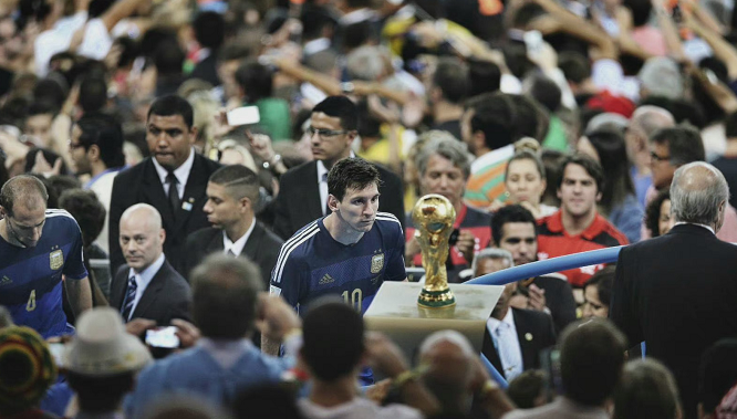 我晒干了沉默！河南后卫周缘德晒与网红田一名合影（打破沉默！河南后卫周缘德晒与网红田一名合影）