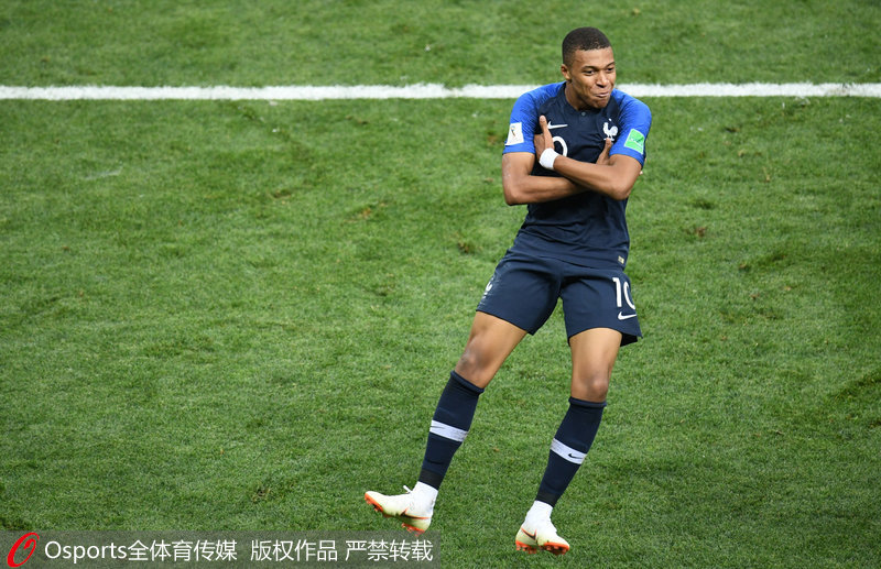 迪斯蒂法诺赢得超级金球奖36周年，皇马在官方社媒发文庆祝（皇马官方社媒纪念迪斯蒂法诺加冕超级金球36周年）