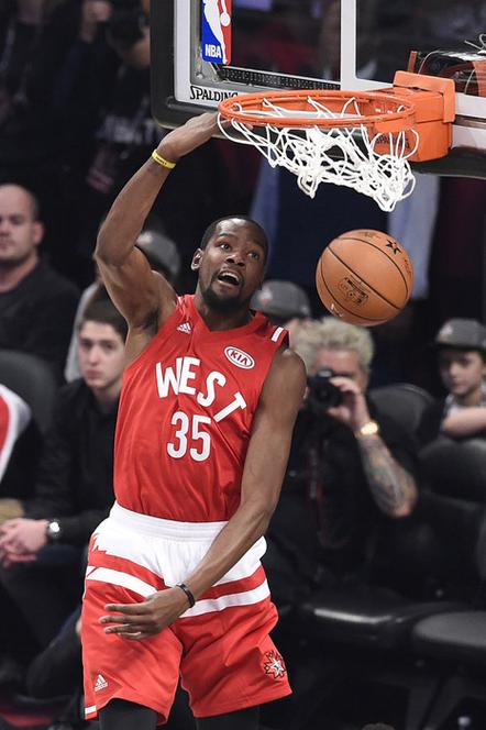 西甲：皇马主场3-0击败皇家贝蒂斯（西甲：皇马主场三球零封皇家贝蒂斯）