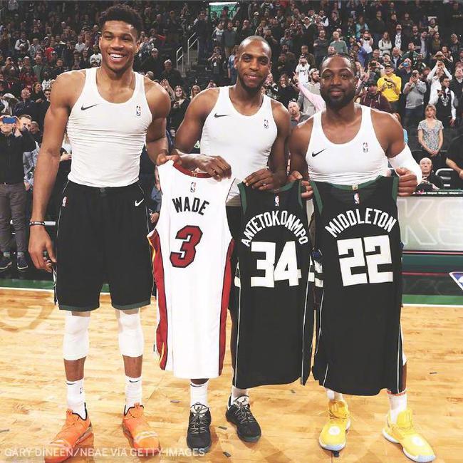 一齐登场！齐达内中国风亮相FC嘉年华，传奇卡重磅揭晓！（齐达内中国风亮相FC嘉年华，传奇卡重磅发布！）