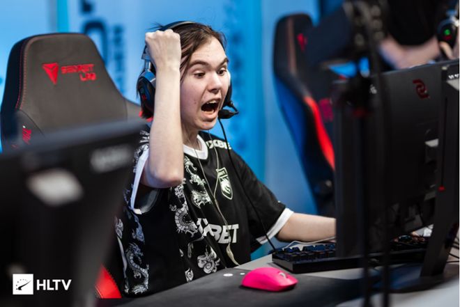 两人在西班 两人在西班